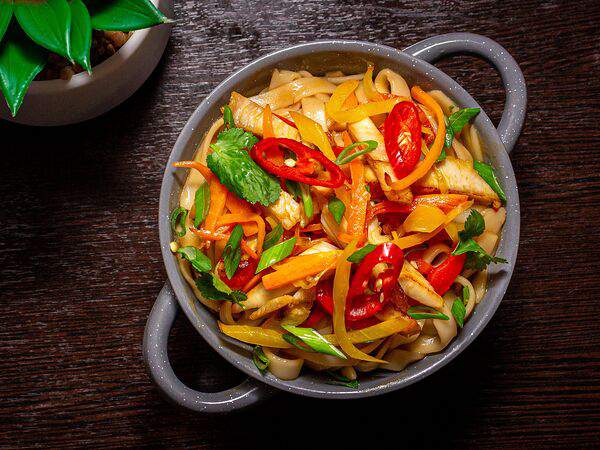 Суши бай Б - Лапша удон с курицей и соусом кимчи