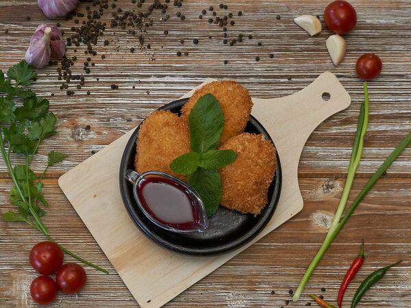 Saperavi - Сыр в ореховой панировке с клюквенным соусом