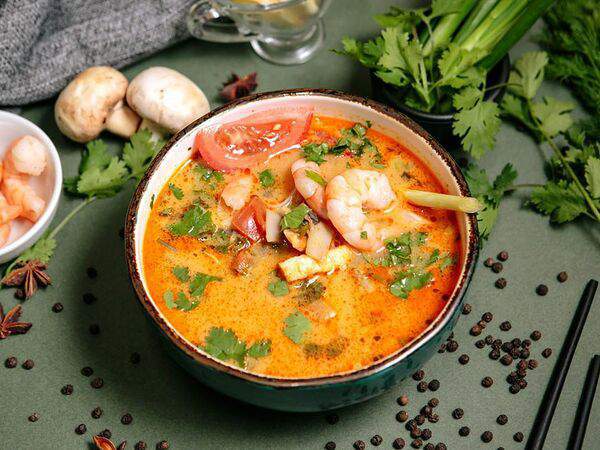 МамАзия - Суп Том ям с креветкой и кальмарами с рисовой лапшой