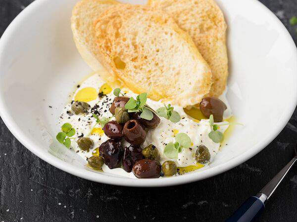 Osteria Mario - Сыр страчателла с оливками и каперсами