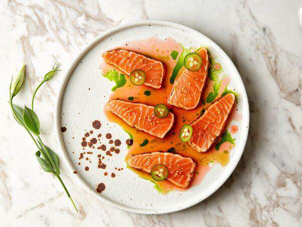 Плакучая Ива - Татаки лосось и манго