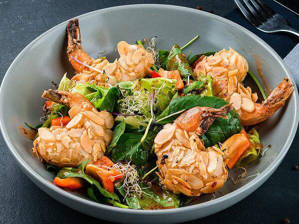 Перфетто - Салат с креветками в миндале