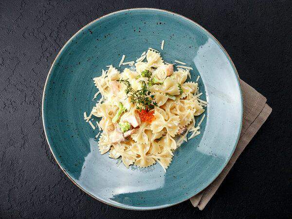 Паста-Паста - Паста Фарфалле с лососем и брокколи