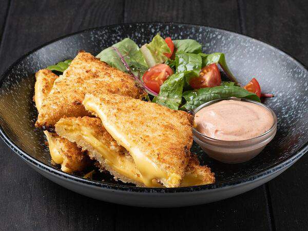 Garage - Запеченный чеддер с соусом роуз мэри