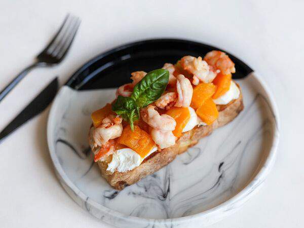 Mogu - Брускетта с креветками и свежим манго