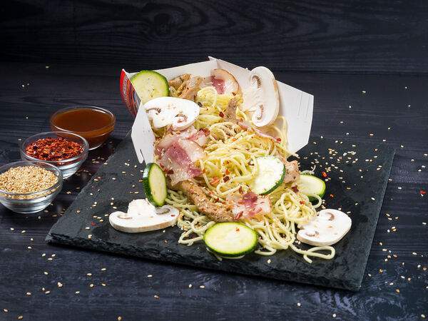 Redwok - Вок Бекон с курицей и грибами по-тайски