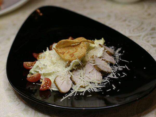 Ирис - Салат Цезарь с куриной грудкой