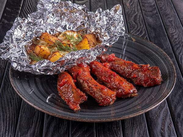 Garage - Свиные ребра чили с запеченным картофелем и сыром