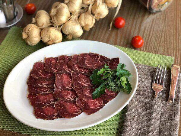 Ресторан Чеснок - Фирменная сыровяленая брезаола к пиву