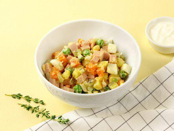 Простая еда - Оливье с колбасой