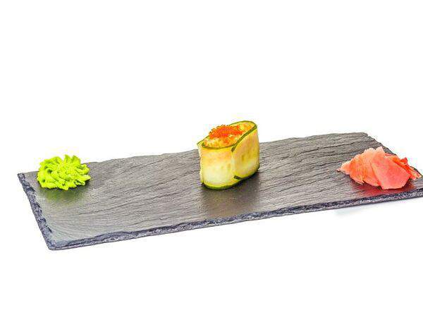 Золотая маска - Спайси суши с лососем и тобико в огурце