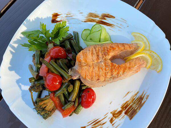 Ежевика - Стейк Форели на овощной подушке