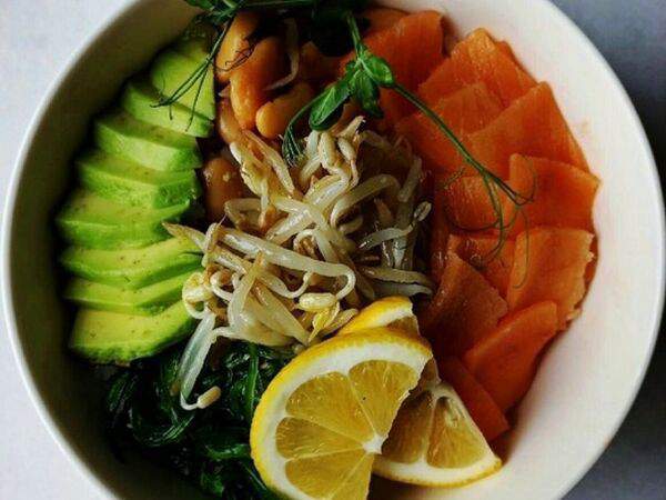 Avocado Chaos - Поке с лососем и соевыми проростками