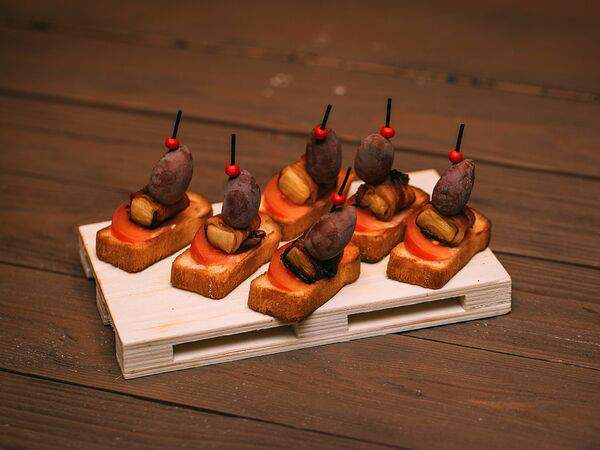 Canape 27 - Канапе рулеты из ананасов в беконе