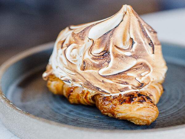 Sunny - Круассан с облаком безе и ванильным кремом