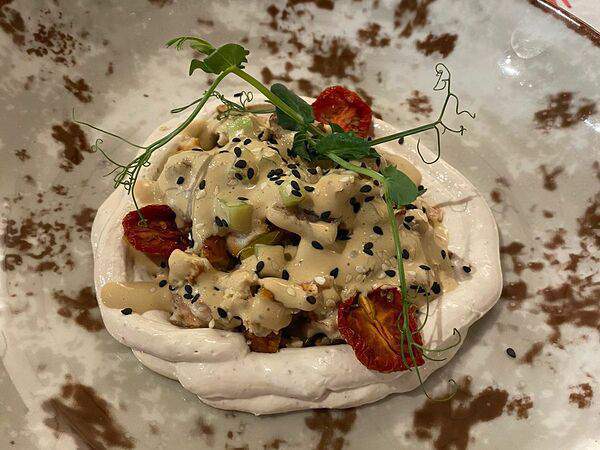 Рыбы бы - Тартар из угря со сливочным муссом