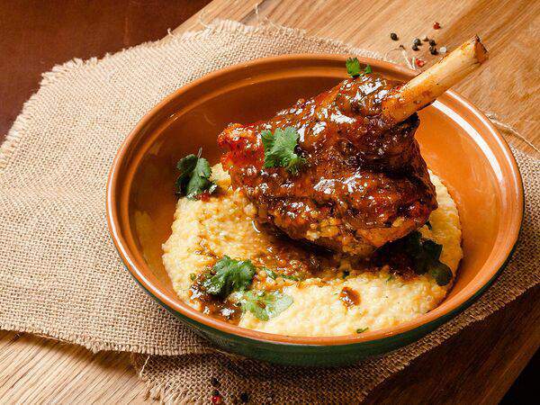 Кинза - Томленая ножка ягненка с мамалыгой