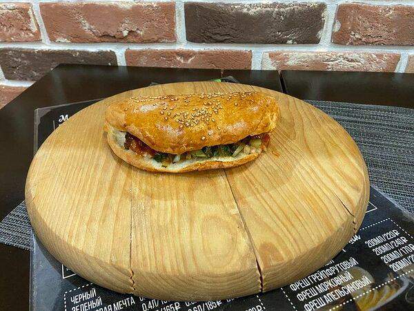 Meat Club - Шашлык по Карски в булочке из свинины