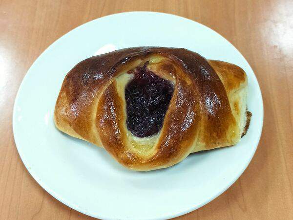 Обеды на Баррикадной - Булочка с ягодной начинкой