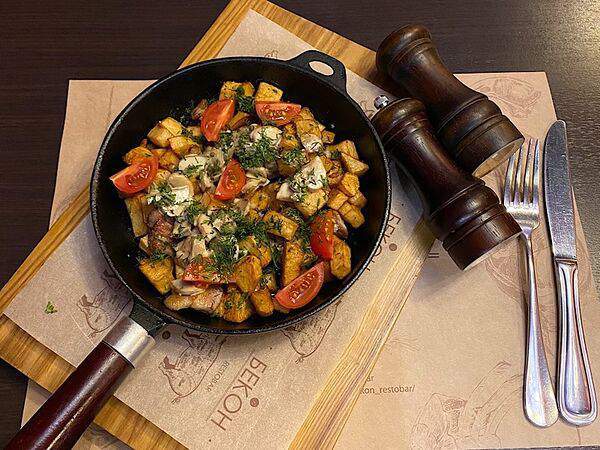 Бекон Restobar - Свинина, жаренная с картофелем и грибным соусом