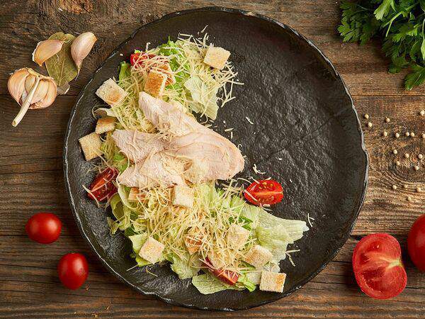 Luna lounge - Салат Цезарь с цыпленком