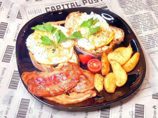 Капитал Grill & Beer - Два тоста с яйцом, беконом и томатами