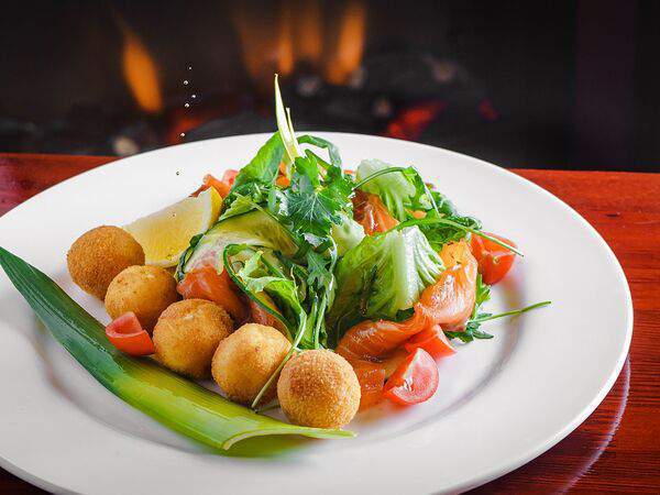 The Temple Bar - Салат с лососем и сырными шариками