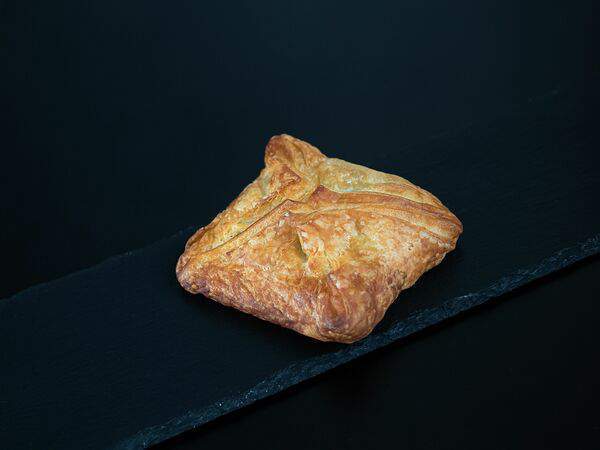 Пекарня Буханка - Турновер с мясом и соусом песто