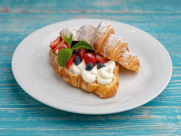 Волконский - Круассан с ягодами и крем-чизом