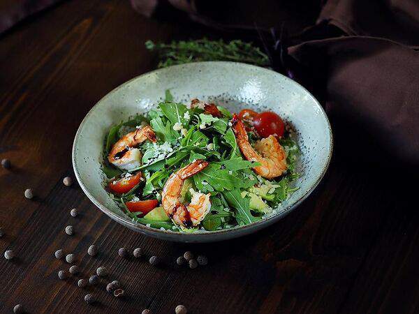 Пататапа - Легкий салат из рукколы с тигровой креветкой