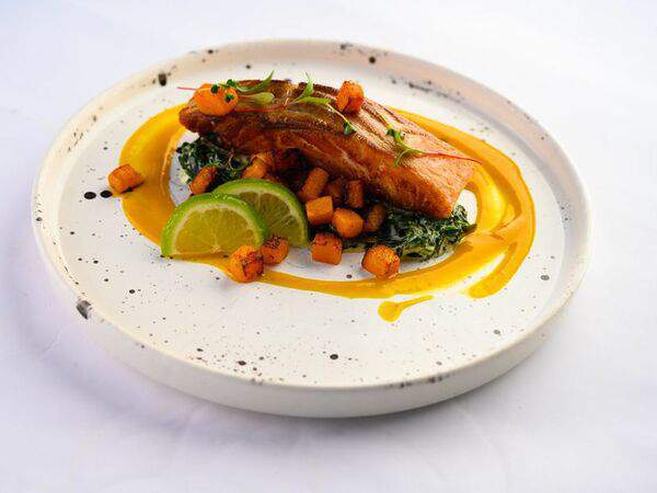 Vitae Healthy Food - Стейк лосося на сливочной подушке из шпината с морковными кубиками