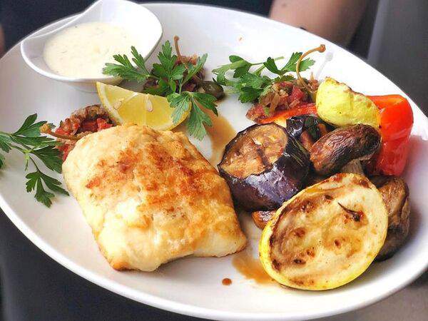 Чемодан - Филе судака с маринованным овощным тартаром и винным соусом