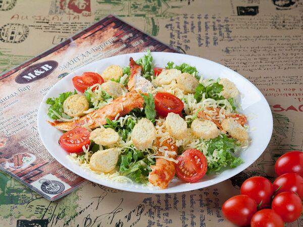 Мангал & Бар - Салат Цезарь с семгой