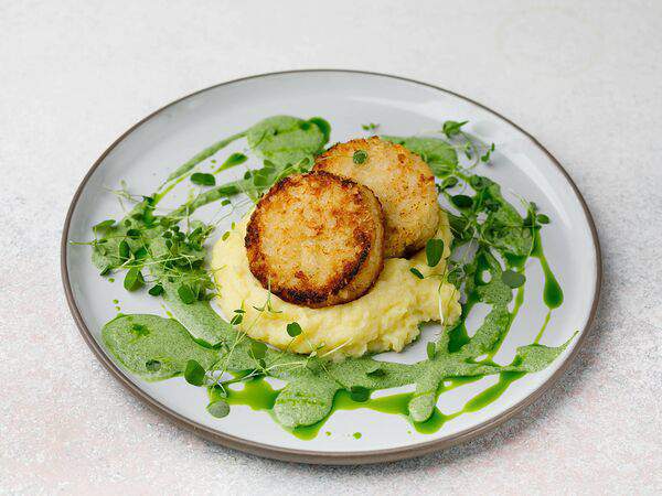 Гости - Котлеты из щуки с картофельным пюре и шпинатным соусом