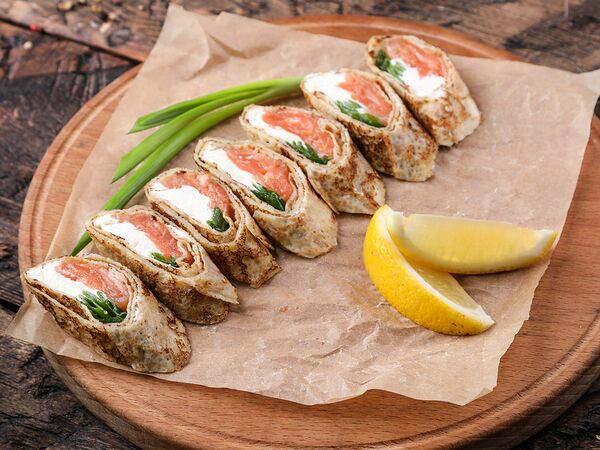 Большие Тарелки - Рулетики с лососем и сливочным сыром