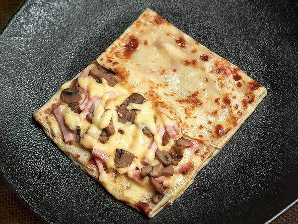 Блинная печка - Блин с ветчиной, сыром и грибами