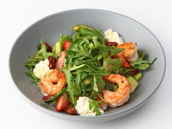 Конфитюр - Салат из креветок, авокадо, эдамаме и клубники