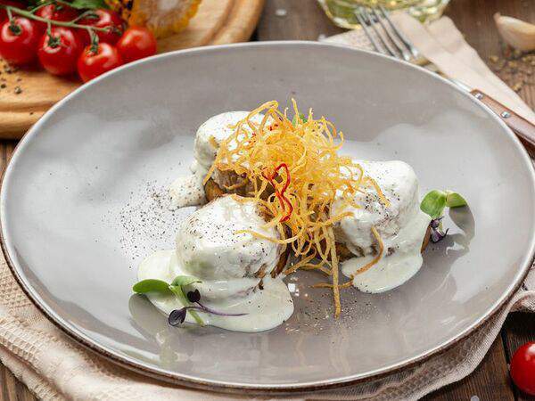 Grizzly Bar - Медальоны из cвинoй вырезки с соусом Блю-чиз