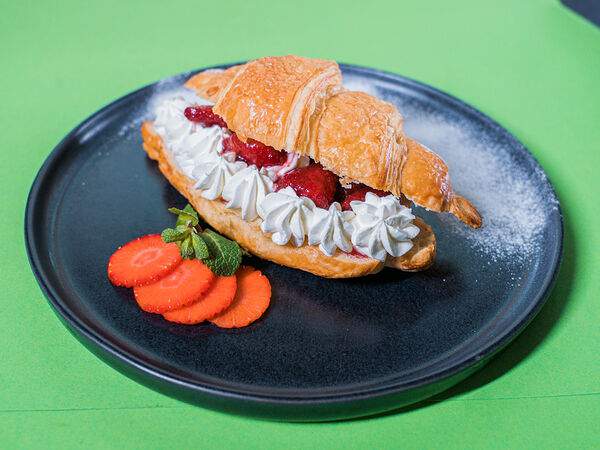 Take Eat Easy - Круассан с кремом и ягодами