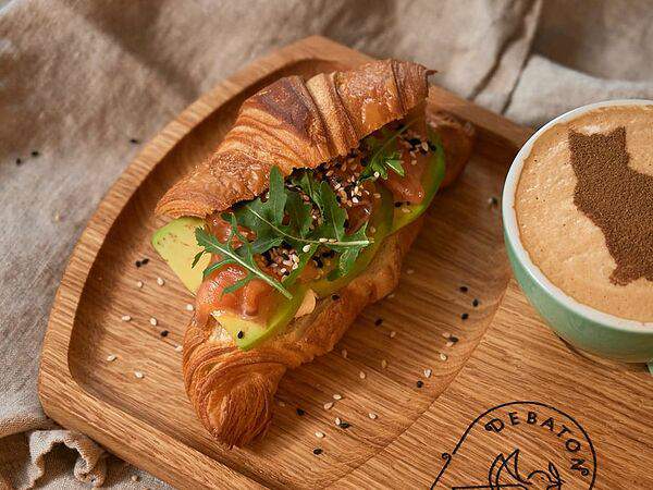 Debaton - Круассан с лососем, творожным сыром и авокадо