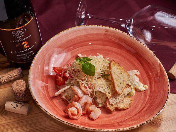 Винный бар Виновен! - Салат Цезарь с креветками