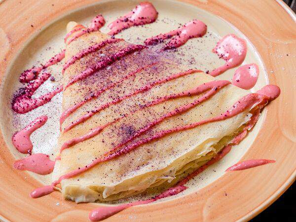 Кафе-пекарня Бенье - Креп с творогом и клубничным соусом