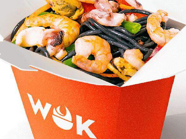 Pad Thai - Морепродукты в кисло-сладком соусе с чернильной лапшой