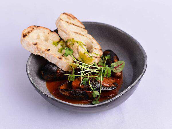 Fabrika - Мидии в томатном соусе с гренками из чиабатты