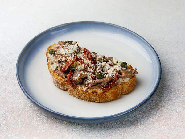 Гости - Брускетта с ростбифом, вялеными томатами и соусом вителло