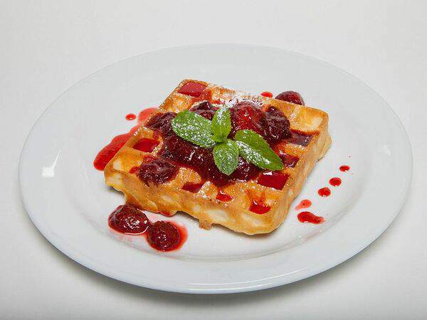 Белый лис - Вафли с горячей клубникой