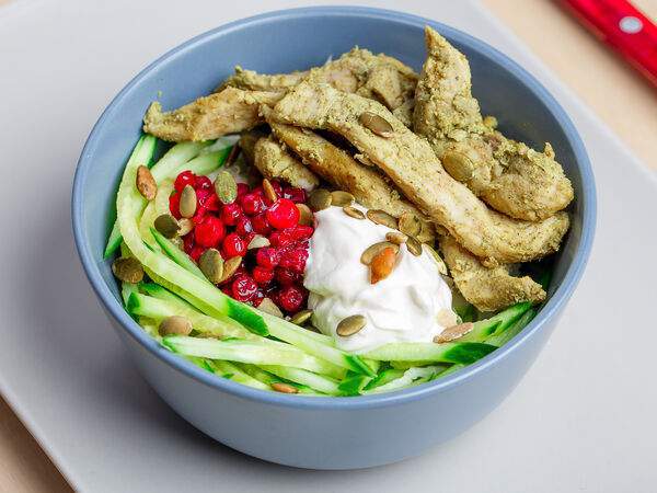 Pita's - Теплый салат с курицей, брусникой и семечками