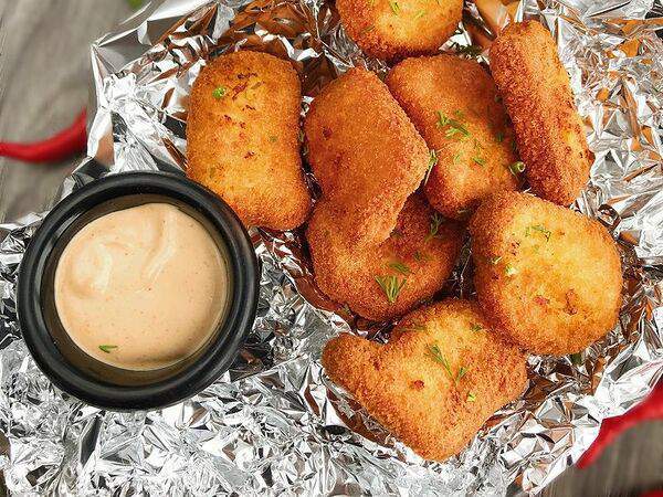 Mango - Куриные наггетсы с соусом