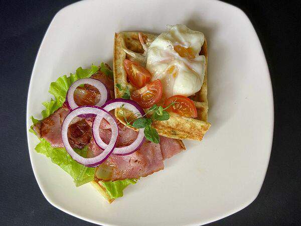 Tokyo Box - Вафля с беконом и яйцом-пашот