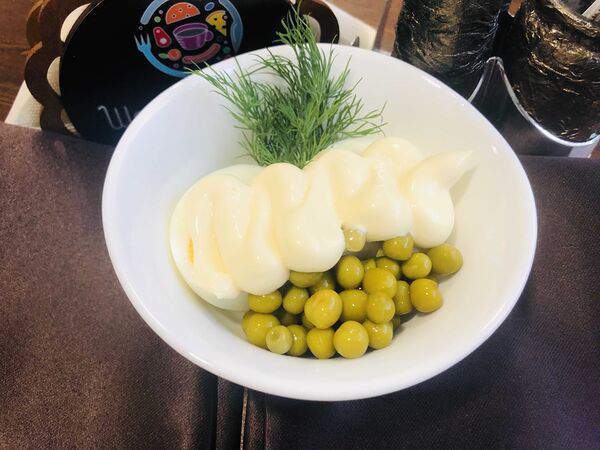 Шаромпокати - Яйцо под майонезом с зеленым горошком